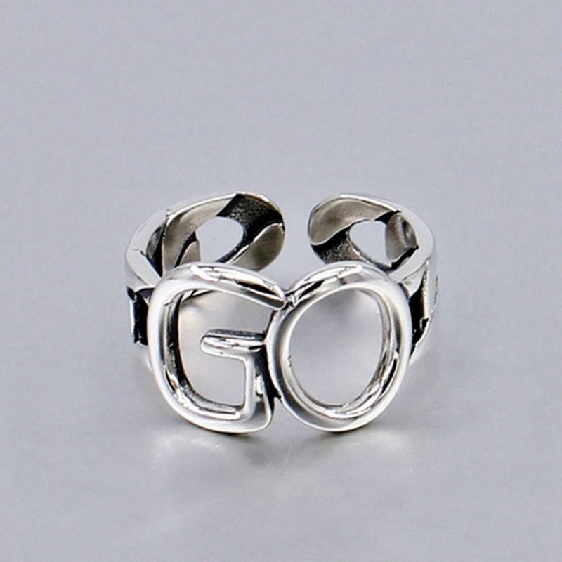 Разомкнутое кольцо с буквами «G» и «O» CJC99265