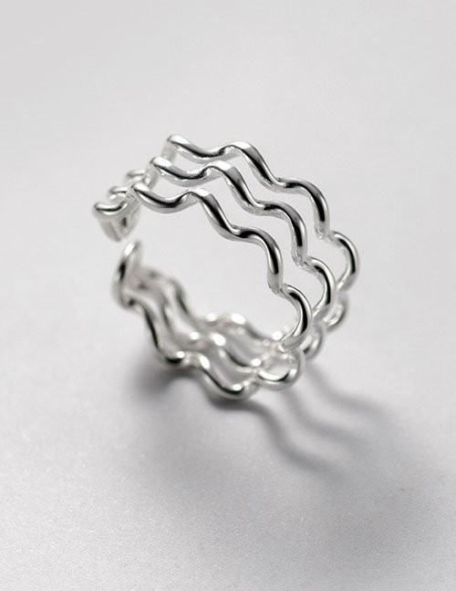 Широкое разомкнутое кольцо с волнообразным краем L80589