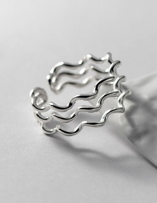 Широкое разомкнутое кольцо с волнообразным краем L80589