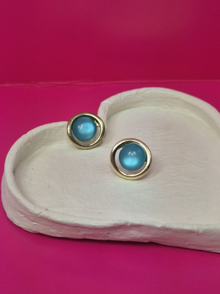 Золотистые серьги-пусеты с бирюзовыми полусферами 1J10583CJJ