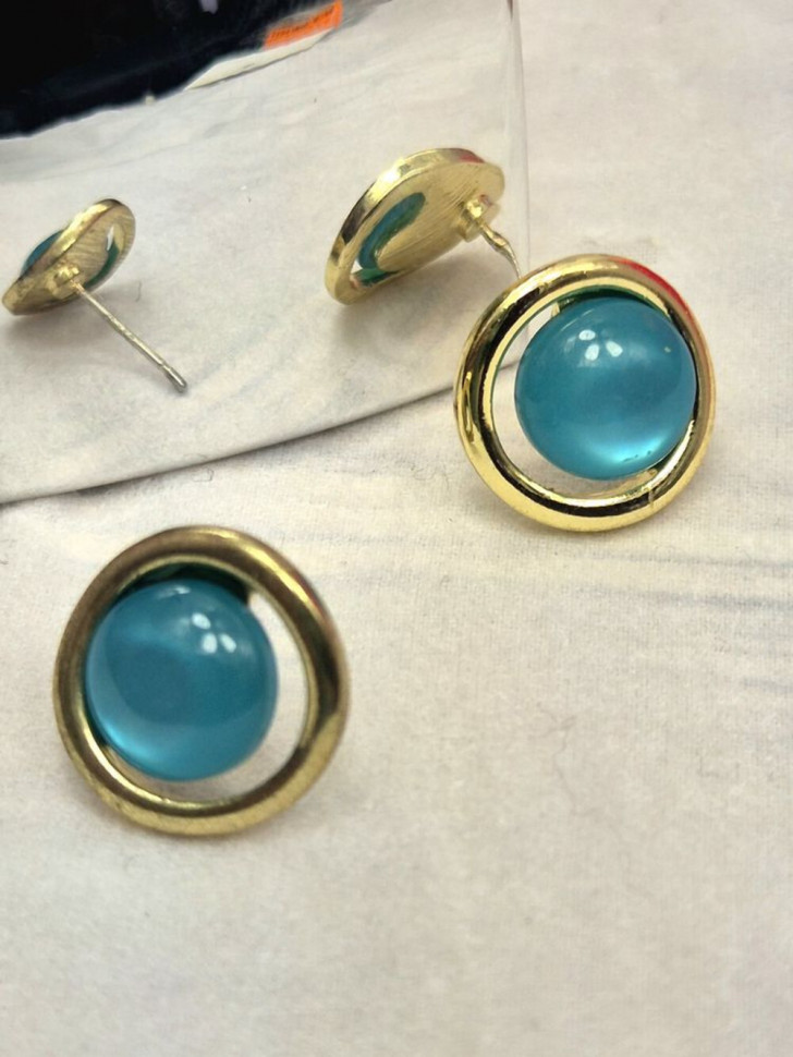 Золотистые серьги-пусеты с бирюзовыми полусферами 1J10583CJJ