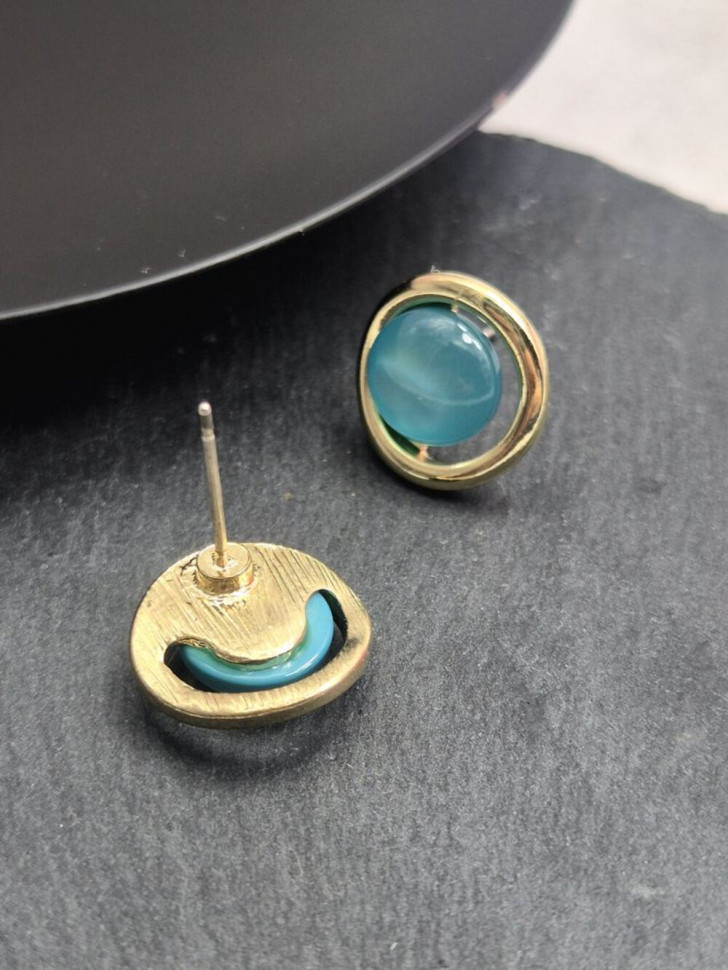 Золотистые серьги-пусеты с бирюзовыми полусферами 1J10583CJJ