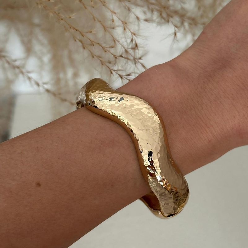 Жесткий браслет CJN89824