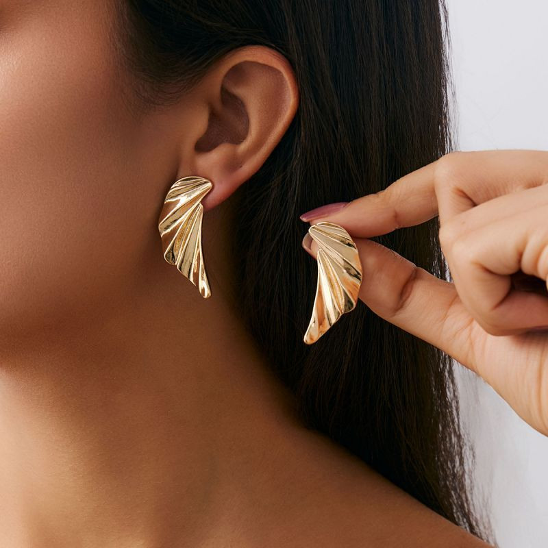 Элегантные серьги-пусеты изогнутые линии CJN79247