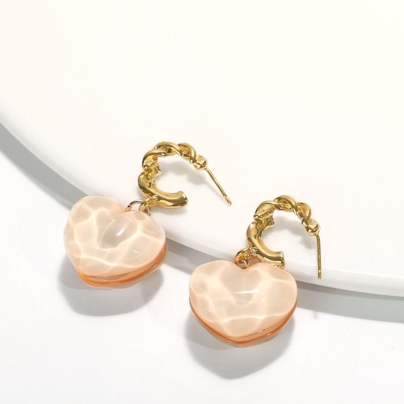 Золотистые серьги-петли с подвесками в форме перламутровых сердец CJH38300 Золотистые серьги-петли с подвесками в форме перламутровых сердец CJH38300