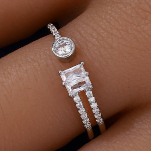 Разомкнутое кольцо с двойной шинкой и двумя акцентными камнями CJJ22171