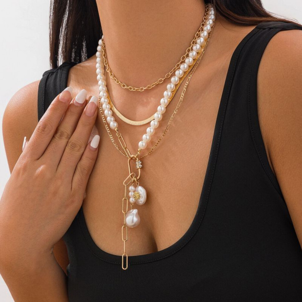 Многослойное колье из жемчуга с золотистой монетой CJH44410