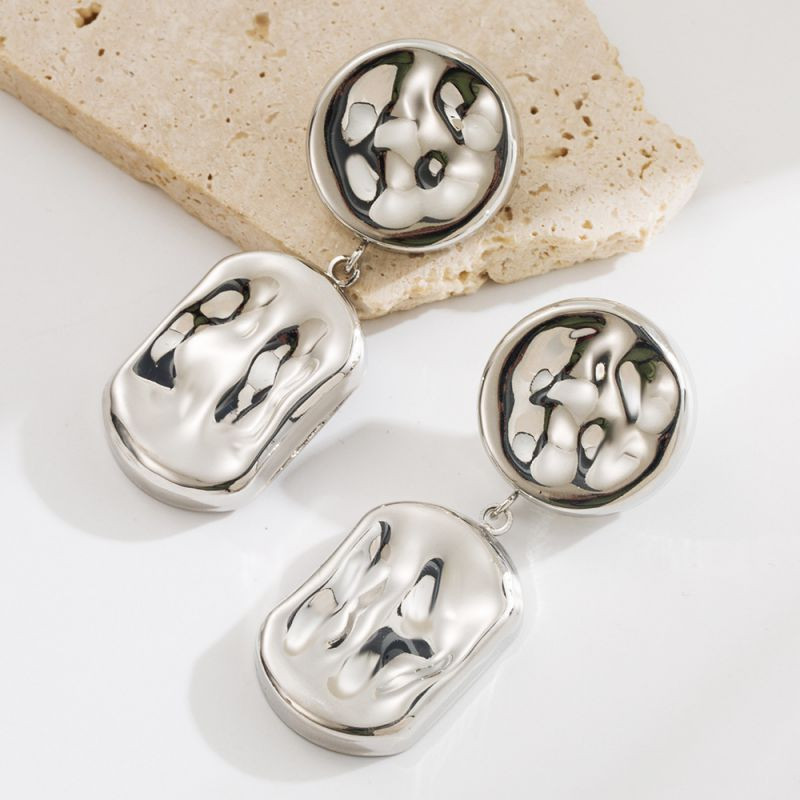 Массивные серьги из «мятого» металла в винтажном стиле CJR69736