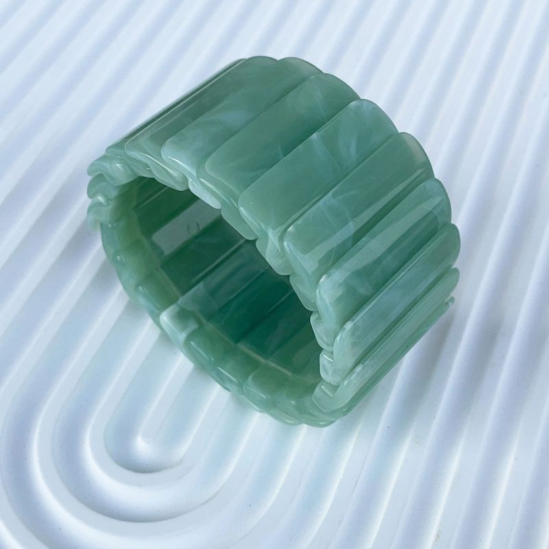 Браслет жесткий рельефный из граненого акрила CJR57020