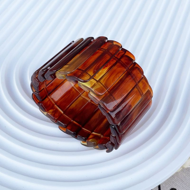 Браслет жесткий рельефный из граненого акрила CJR57020