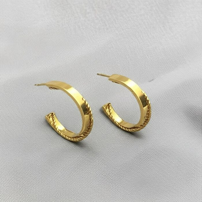 Золотистые серьги-кольца конго с широким профилем J11182CJJ