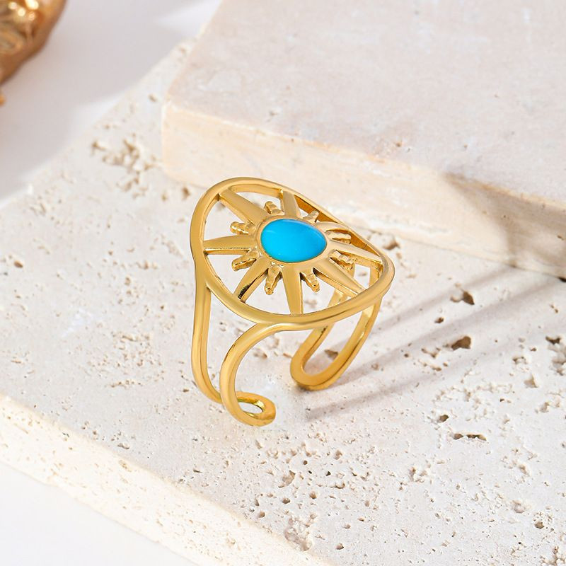 Широкое кольцо с вырезанным символом солнца и бирюзой CJM18029