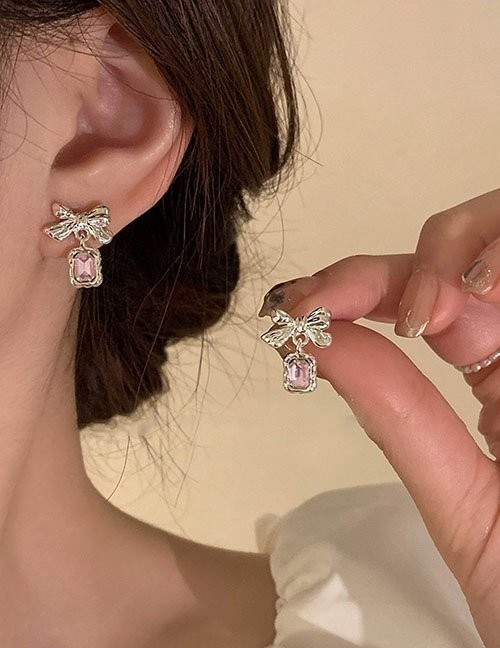 Серьги-пусеты «Банты» с розовым кристаллом L82092