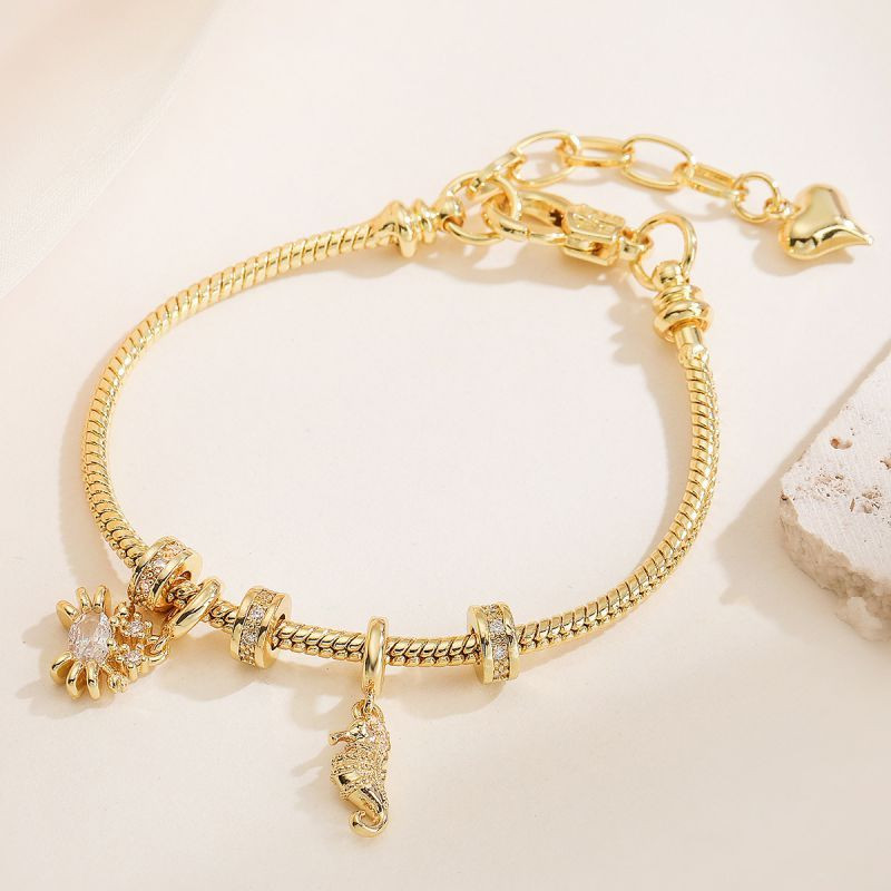 Золотистый браслет с подвесками-талисманами CJL20462