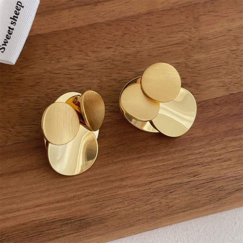 Стильные серьги-пусеты золотистые узлы CJP41109