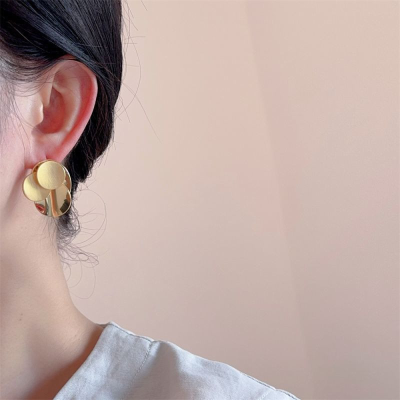 Стильные серьги-пусеты золотистые узлы CJP41109