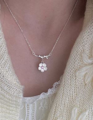 Цепочка с миниатюрной подвеской в форме цветка с жемчужиной M12888
