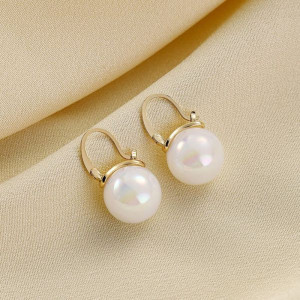 Классические золотистые серьги с крупными белыми жемчужинами CJH45165
