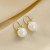 Классические золотистые серьги с крупными белыми жемчужинами CJH45165