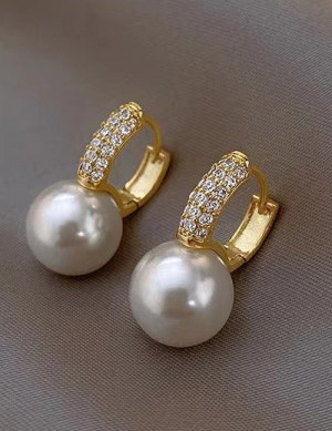 Серьги-кольца с жемчугом и стразами A67553 Серьги-кольца с жемчугом и стразами A67553