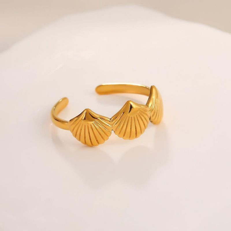 Разомкнутое кольцо с тремя декоративными ракушками CJH27714