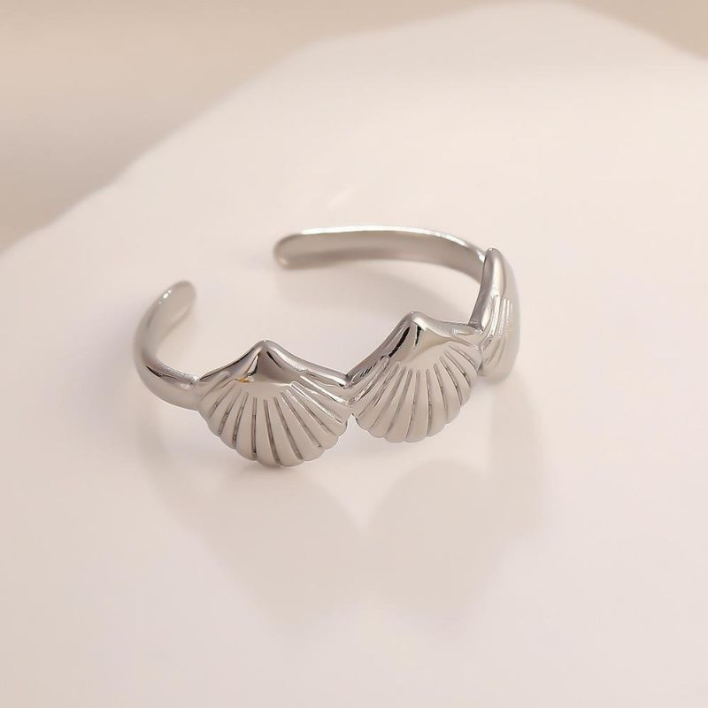 Разомкнутое кольцо с тремя декоративными ракушками CJH27714