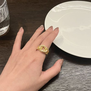 Широкое золотистое кольцо с прорезным логотипом и фианитами CJL40848 Широкое золотистое кольцо с прорезным логотипом и фианитами CJL40848