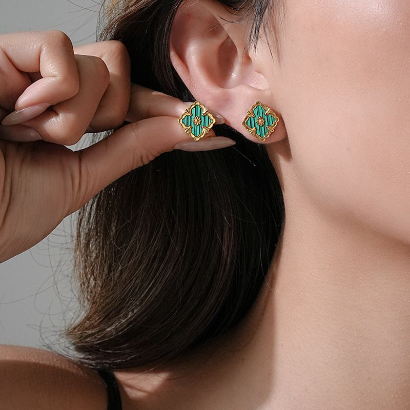 Серьги-пусеты Клевер четырехлистник с перламутром CJL26277