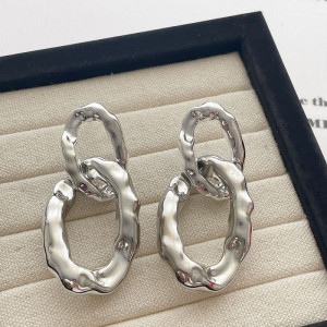 Висячие серьги из фактурных серебристых звеньев CJG62443