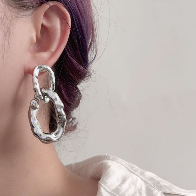 Висячие серьги из фактурных серебристых звеньев CJG62443