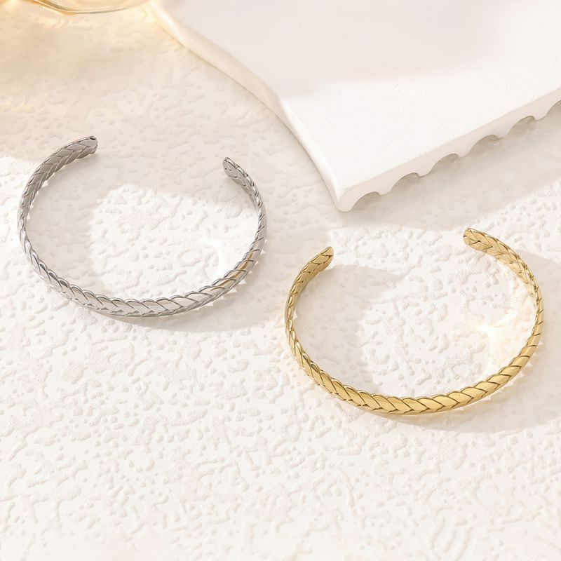 Браслет жесткий разомкнутый с фактурным плетением CJP45226