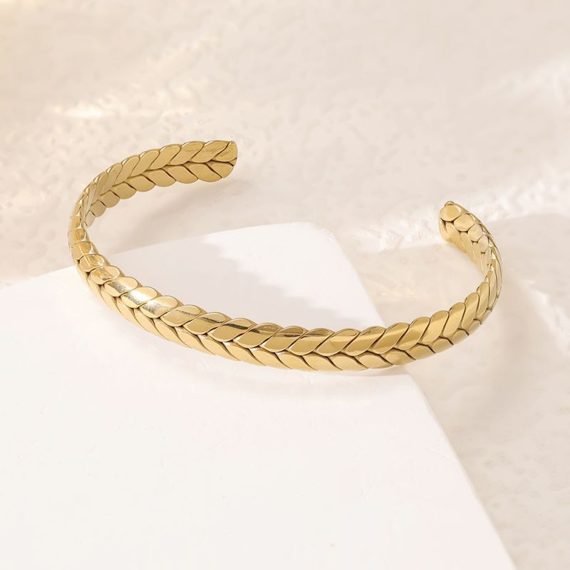 Браслет жесткий разомкнутый с фактурным плетением CJP45226