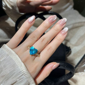 Классическое кольцо с крупным голубым кристаллом в форме сердца CJL40849