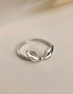 Минималистичное кольцо с объемным бантом L80590