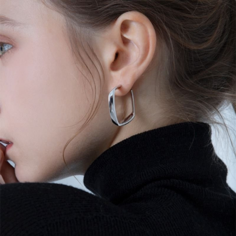 Серьги-кольца геометрические серебристые CJC98692
