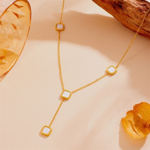 Минималистичное Y-колье со светлыми квадратными вставками CJG27217
