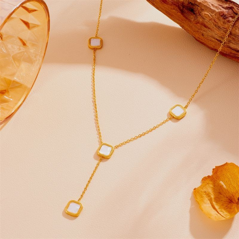 Минималистичное Y-колье со светлыми квадратными вставками CJG27217