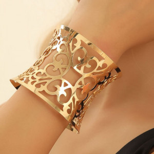 Браслет жесткий широкий с орнаментом в стиле барокко M98052