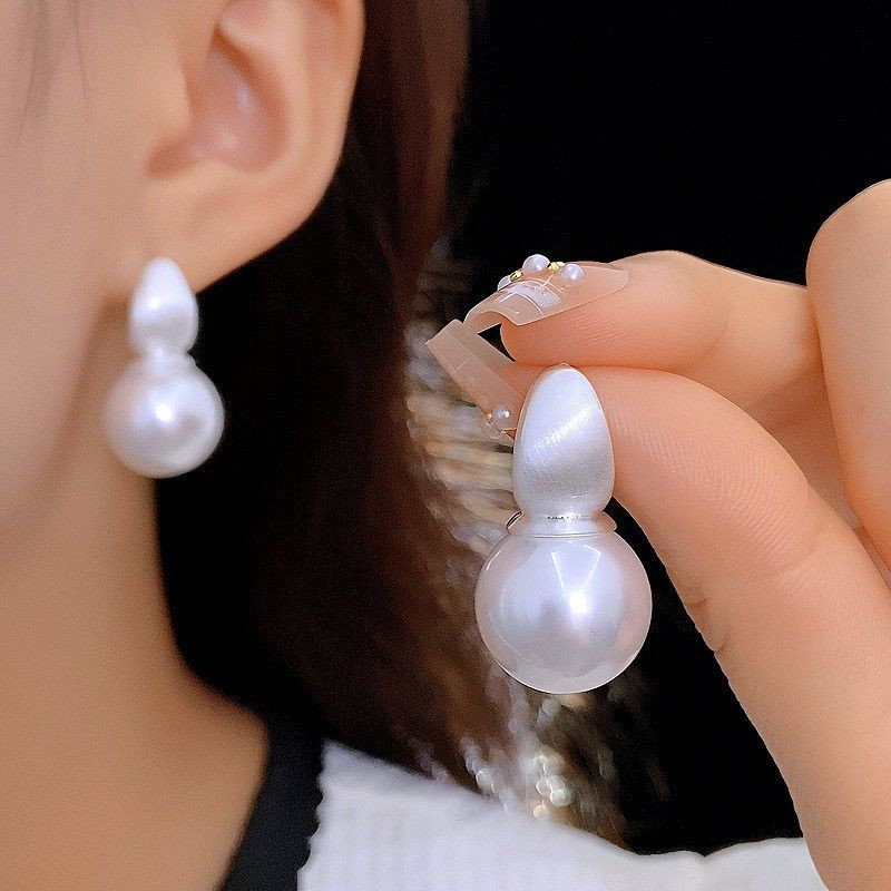 Серьги-пусеты в форме жемчужных капель CJP62413