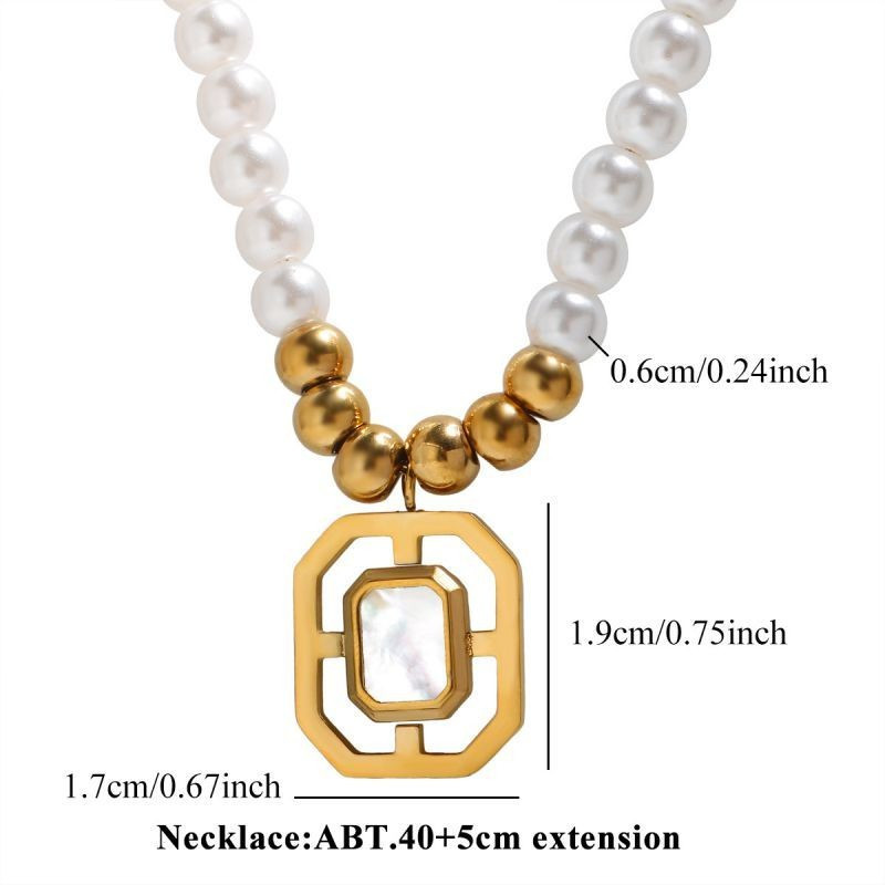 Колье из жемчуга с массивной золотистой подвеской CJG77678