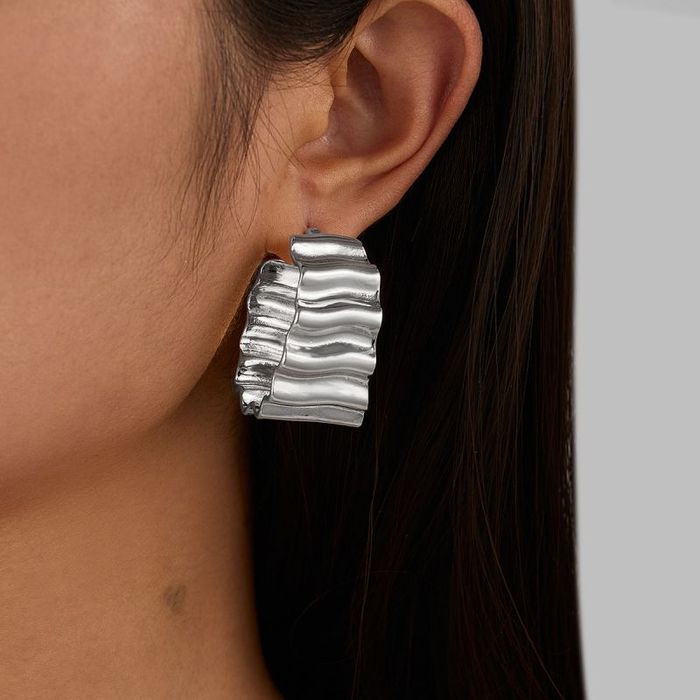 Серьги-полукольца с эффектом мятого серебра CJM42258