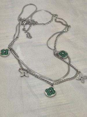 Многослойное колье с зелеными вставками в форме клевера J10849CJJ Многослойное колье с зелеными вставками в форме клевера J10849CJJ