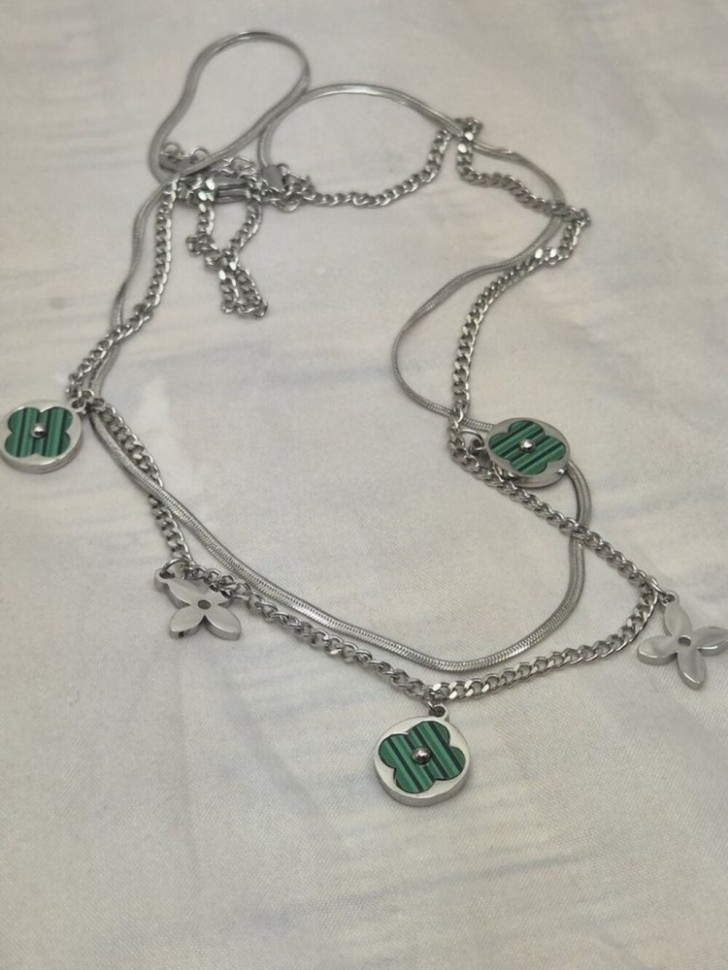 Многослойное колье с зелеными вставками в форме клевера J10849CJJ Многослойное колье с зелеными вставками в форме клевера J10849CJJ