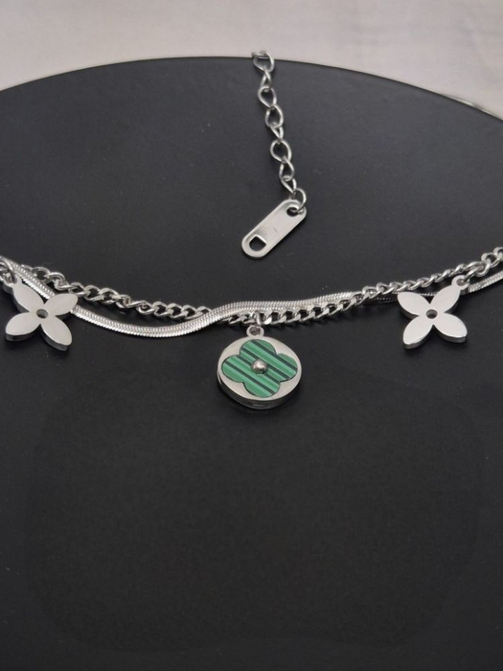 Многослойное колье с зелеными вставками в форме клевера J10849CJJ Многослойное колье с зелеными вставками в форме клевера J10849CJJ