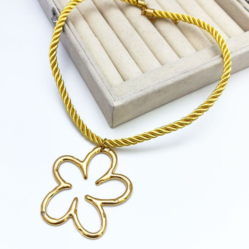 Элегантное золотистое колье-обруч с контурным цветком CJR66507 Элегантное золотистое колье-обруч с контурным цветком CJR66507