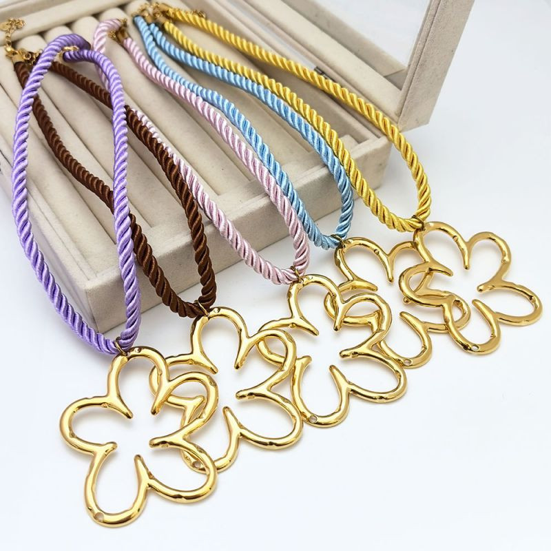 Элегантное золотистое колье-обруч с контурным цветком CJR66507 Элегантное золотистое колье-обруч с контурным цветком CJR66507