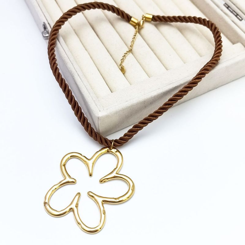 Элегантное золотистое колье-обруч с контурным цветком CJR66507 Элегантное золотистое колье-обруч с контурным цветком CJR66507