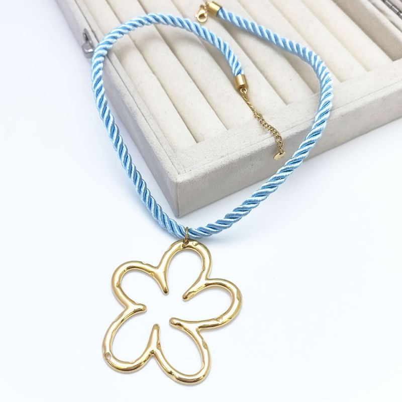 Элегантное золотистое колье-обруч с контурным цветком CJR66507 Элегантное золотистое колье-обруч с контурным цветком CJR66507