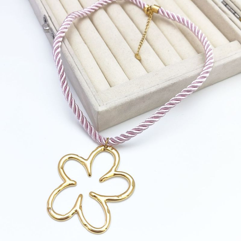 Элегантное золотистое колье-обруч с контурным цветком CJR66507 Элегантное золотистое колье-обруч с контурным цветком CJR66507