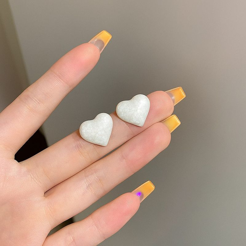 Серьги-пусеты Белые сердца из матового сплава 1J11548CJJ